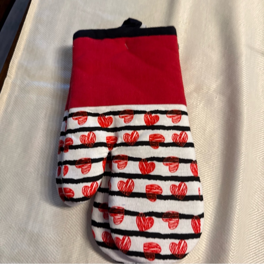 Red and White Heart Oven Mitt